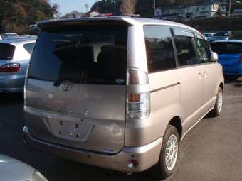 2002 Toyota Voxy Images