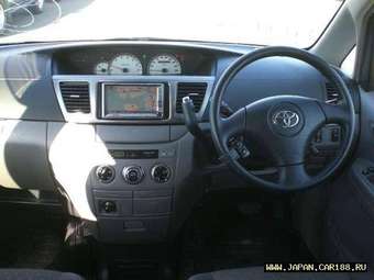 2002 Toyota Voxy Photos