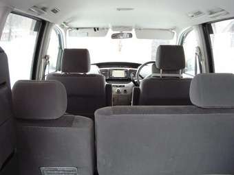 2002 Toyota Voxy Photos