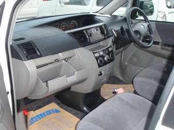 2002 Toyota Voxy Photos