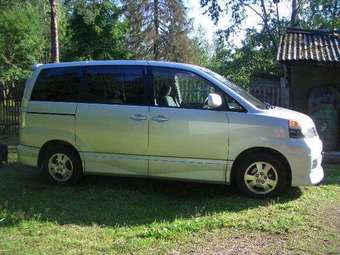 2002 Toyota Voxy Photos