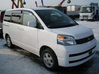 2002 Toyota Voxy Photos