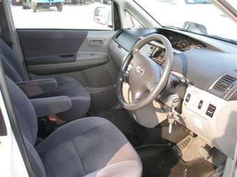 2002 Toyota Voxy Photos