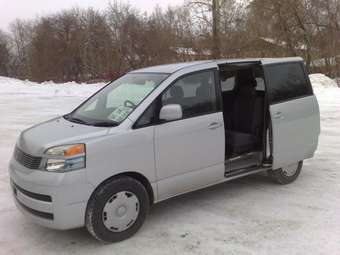 2002 Toyota Voxy Photos