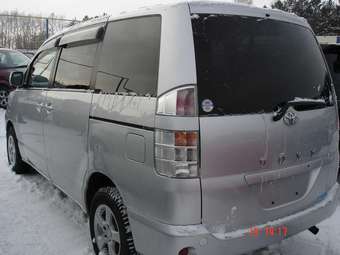 2002 Toyota Voxy Images