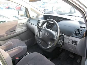 2002 Toyota Voxy Photos