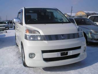2002 Toyota Voxy Photos