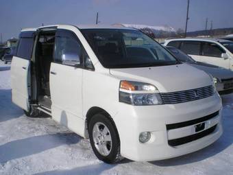 2002 Toyota Voxy Photos