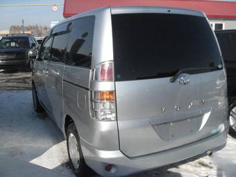 2002 Toyota Voxy Photos