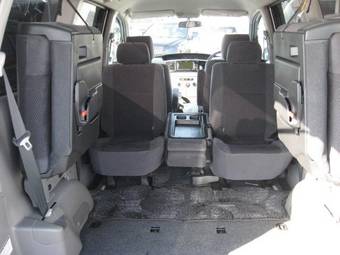 2002 Toyota Voxy Images