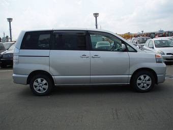 2002 Toyota Voxy Images