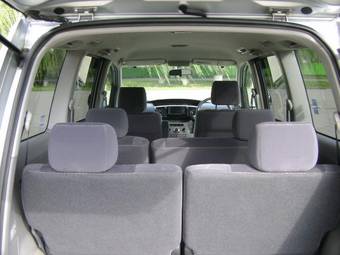 2002 Toyota Voxy Images