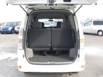 2002 Toyota Voxy Pictures