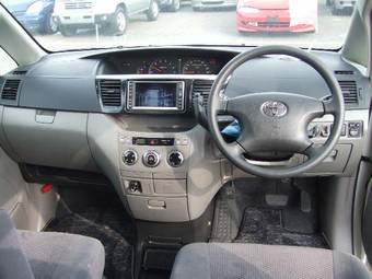 2002 Toyota Voxy Photos