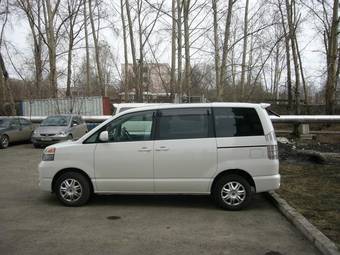 2002 Toyota Voxy Wallpapers