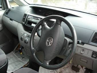 2002 Toyota Voxy Photos