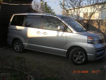 2002 Toyota Voxy Pictures