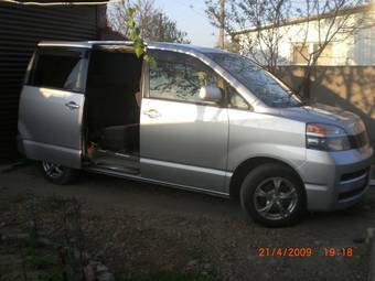 2002 Toyota Voxy Photos