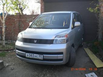 2002 Toyota Voxy Photos