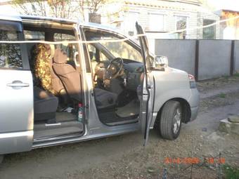 2002 Toyota Voxy Photos