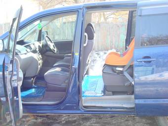 2002 Toyota Voxy Photos