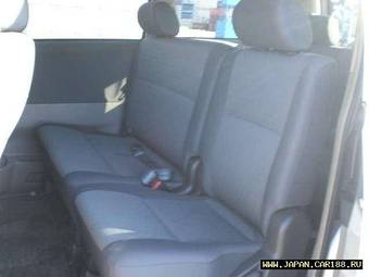 2002 Toyota Voxy Pictures