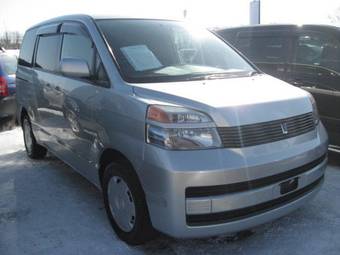 2002 Toyota Voxy Photos