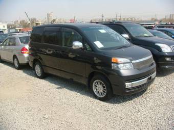 2002 Toyota Voxy Photos