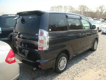 2002 Toyota Voxy Photos