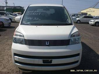 2002 Toyota Voxy Photos