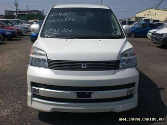 2002 Toyota Voxy Photos