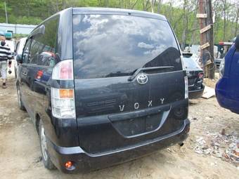 2002 Toyota Voxy Photos