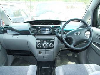 2002 Toyota Voxy Photos