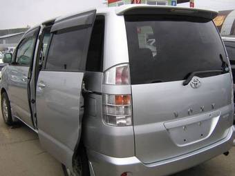 2002 Toyota Voxy Photos