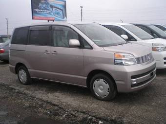 2002 Toyota Voxy Photos