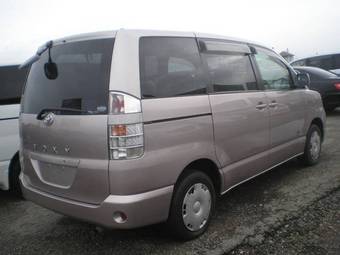2002 Toyota Voxy Photos