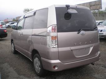 2002 Toyota Voxy Pictures