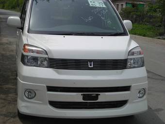 2002 Toyota Voxy Pictures