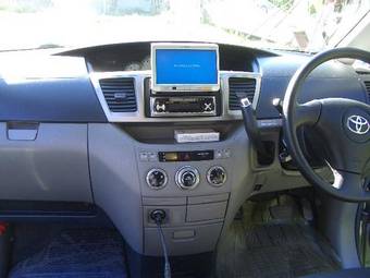 2002 Toyota Voxy Photos