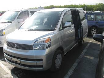 2002 Toyota Voxy Photos