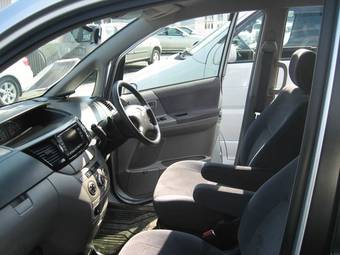 2002 Toyota Voxy Photos