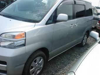 2002 Toyota Voxy Photos