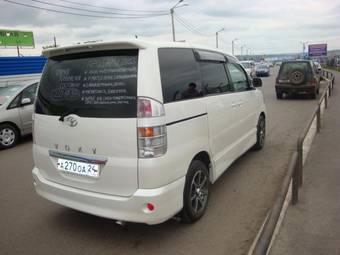 2002 Toyota Voxy Pictures