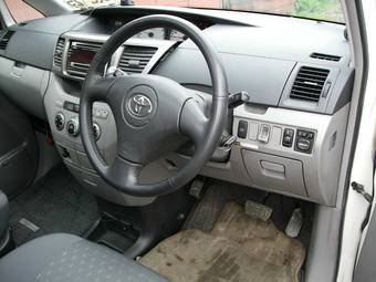 2002 Toyota Voxy Photos