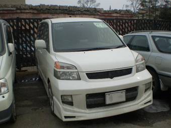 2002 Toyota Voxy Pictures