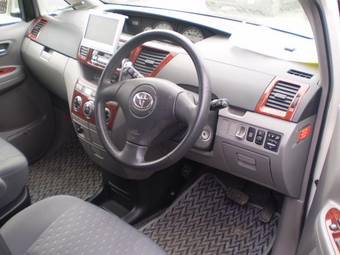 2002 Toyota Voxy Photos