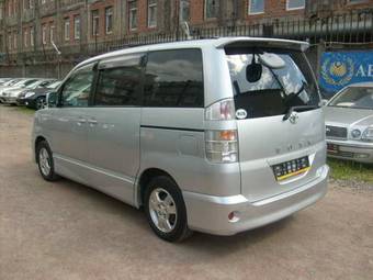 2002 Toyota Voxy Photos