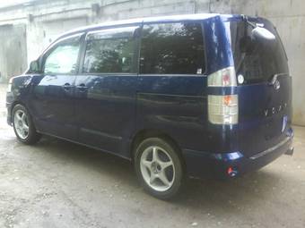 2002 Toyota Voxy Photos