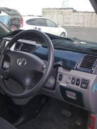 2002 Toyota Voxy Photos