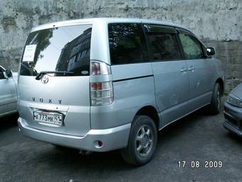 2002 Toyota Voxy Pictures